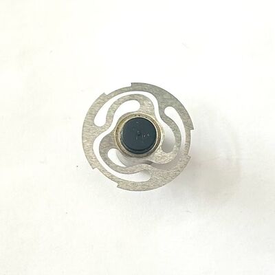 ধাতু-গাম কম্পোজিট ভালভ। যান্ত্রিক ধাতু যন্ত্রাংশ। অটোমোটিভ নিয়ন্ত্রণ উপাদান।