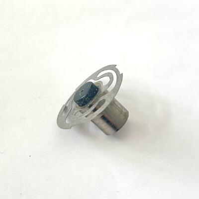 ধাতু-গাম কম্পোজিট ভালভ। যান্ত্রিক ধাতু যন্ত্রাংশ। অটোমোটিভ নিয়ন্ত্রণ উপাদান।